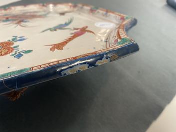 Une plaque de style Kakiemon en fa&iuml;ence de Delft dor&eacute;, 18&egrave;me